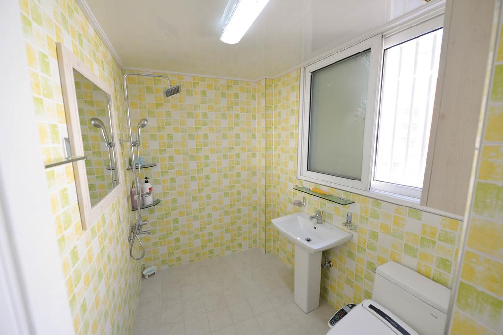 Linker Partyhouse Hotell Andong Exteriör bild